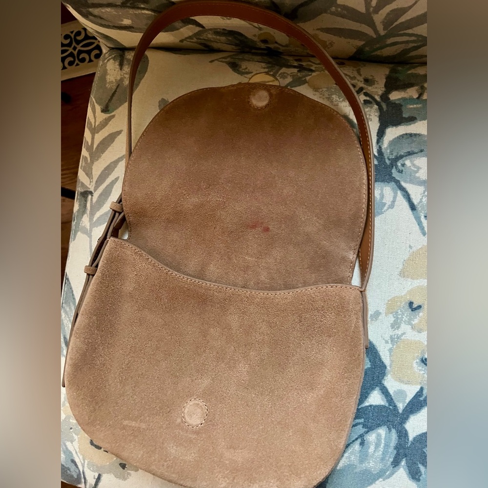 Madewell Dakota Shoulder Saddle Bag in suede. - Picture 4 of 5